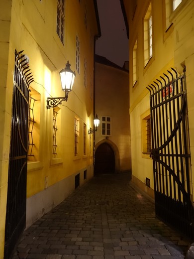 Večerní fotografie staroměstské uličky