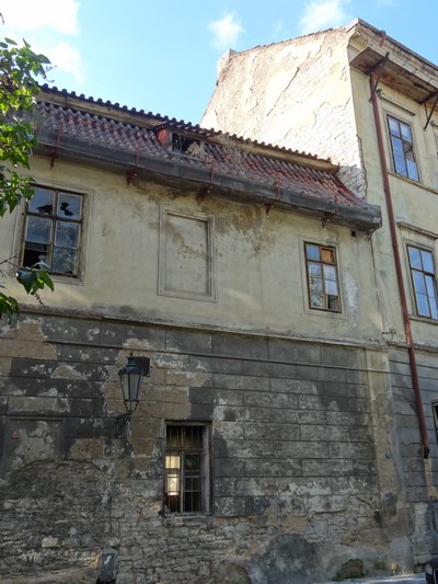 Fotografie oprýskaného domu ve Stínadlech