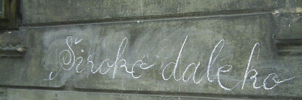 Fotografie vontského nápisu na zdi starého domu