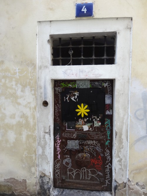 Fotografie dveří staroměstského domu