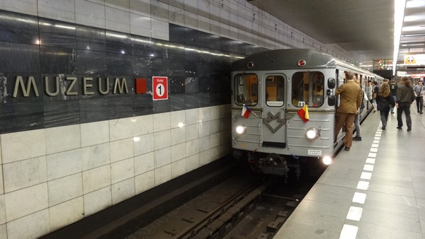 Fotografie historické soupravy metra ve stanici Muzeum