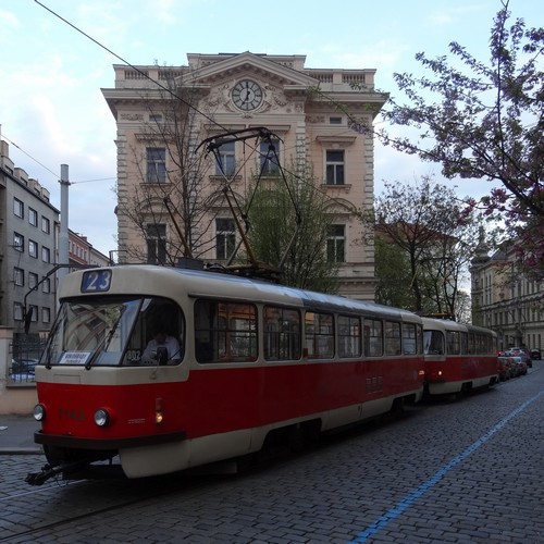 Fotografie tramvaje v pražské ulici