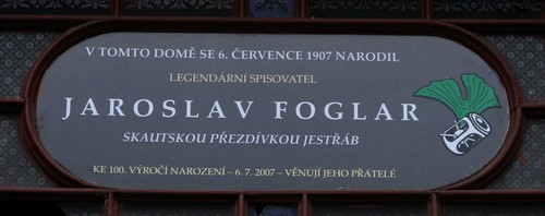 Detail vitráže připomínající narození Jaroslava Foglara